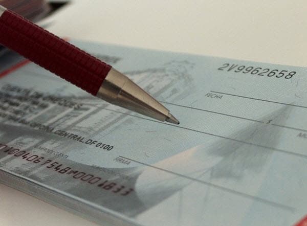 O que é um cheque administrativo, imagem de um cheque com caneta